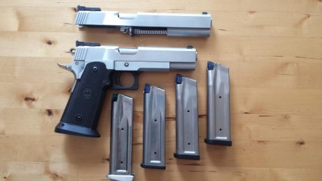 Vendo pistola SPS con cañones de 5’ y 6’, ambos del calibre 9 mm., con 4 cargadores, 3 con capacidad para 01