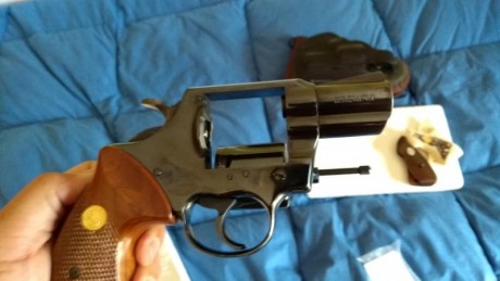 tal, vendo revólver colt lawman 357-38 está nuevo , muy poco uso.regalo dos juegos de cachas y funda Vega 10