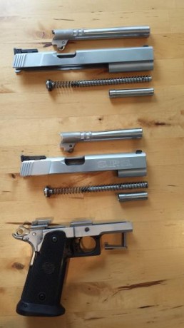 Vendo pistola SPS con cañones de 5’ y 6’, ambos del calibre 9 mm., con 4 cargadores, 3 con capacidad para 00