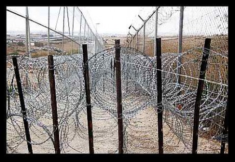 En esta foto se ve el estado actual de una valla fronteriza en una frontera dentro de Europa,, la frontera 140