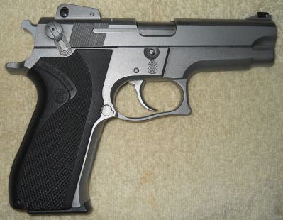 Vendo pistola Smith&Wesson, modelo 5906, calibre 9 mm Pb, con dos cargadores, caja porta-armas y funda 00
