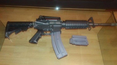 Perfecto estado de funcionamiento, ni un arañazo, cargador para 10 cartuchos y otro  para 30, incluye 02