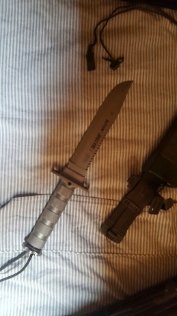 Buenas:
Vendo este famoso cuchillo. Lleva muchos años conmigo. Con pena, vendo por falta de espacio. En 01