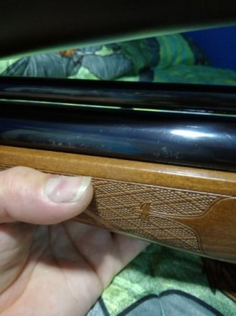 De madera esta muy bien, solo alguna ligera marca casi inapreciable.
En cuanto al pavón tiene alguna marca 10