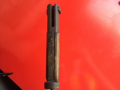 Mide 52 cm en total, 39 el filo. Tiene las cachas de madera y la vaina es de metal. Tiene el filo hacia 00