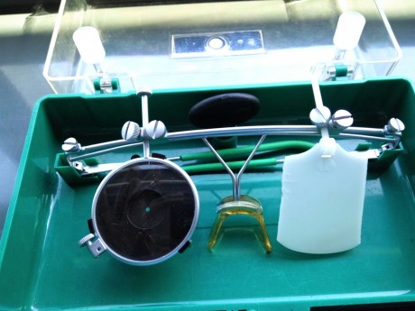 son unas gafas knoblok están en muy buen estado,como se puede comprobar tiene tapa ojos,diopter y una 01