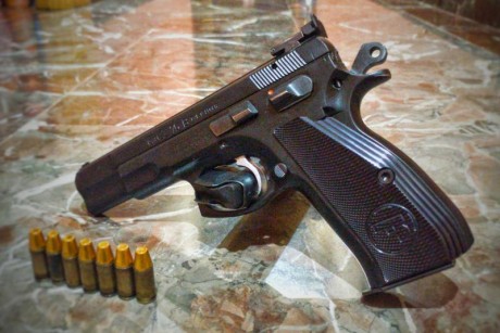 Hola amigos! ya que se muestran tantas armas buenas creo que a los propietarios de una cz 75 se nos tendría 60