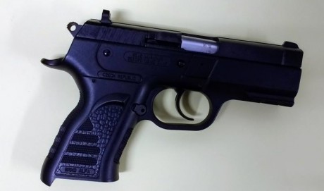 Se vende Alfa Defender, 9 parabellum, con dos cargadores y maletín. 
Impecable, guiada en "F". 02