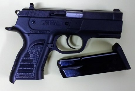 Se vende Alfa Defender, 9 parabellum, con dos cargadores y maletín. 
Impecable, guiada en "F". 01