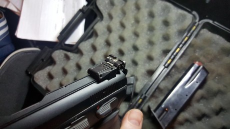 Vendo CZ 75B, con un poco de uso pero en perfecto estado de tiro. Muy cuidada. Con dos cargadores. Mira 02