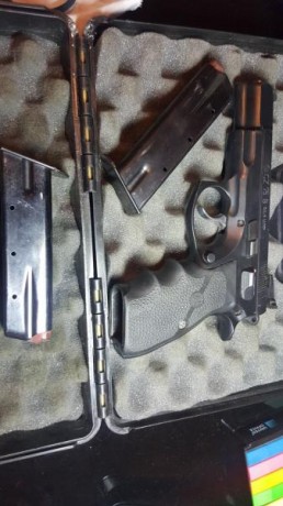 Vendo CZ 75B, con un poco de uso pero en perfecto estado de tiro. Muy cuidada. Con dos cargadores. Mira 00