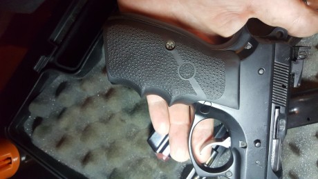 Vendo CZ 75B, con un poco de uso pero en perfecto estado de tiro. Muy cuidada. Con dos cargadores. Mira 10