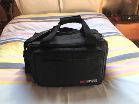 Vendo bolso maletín para pistola con varios compartimentos para cargadores, munición etc.
Está como nuevo 02