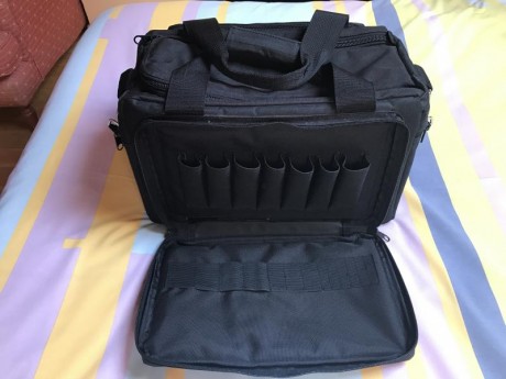 Vendo bolso maletín para pistola con varios compartimentos para cargadores, munición etc.
Está como nuevo 00