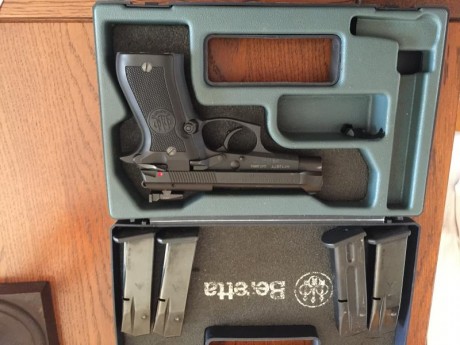 Se vende preciosa beretta 84 fs cheetah del 9 corto con cuatro cargadores dos alzas con una da las medidas 00