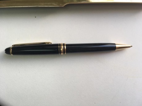 Clasico boligrafo de Montblanc, en perfecto estado de uso, lo vendo por no usar. 02