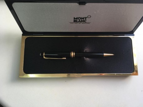 Clasico boligrafo de Montblanc, en perfecto estado de uso, lo vendo por no usar. 01