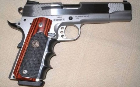 Buenas tardes.

 Regalo en Madrid, para entrega en mano, Cachas Pachmayr American Legend para Colt 1911 02