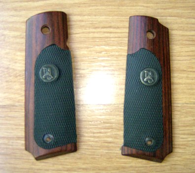 Buenas tardes.

 Regalo en Madrid, para entrega en mano, Cachas Pachmayr American Legend para Colt 1911 00