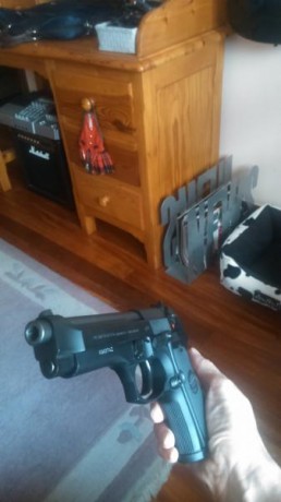 Vendida, se puede cerrar, gracias.

Vendo Beretta 92 FS 9 mm y el kit del 22 LR. 2 estuches. Estuche original 41