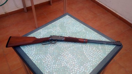Un compañero y amigo del club vende un rifle Winchester calibre 22LR, está, como se puede apreciar en 00