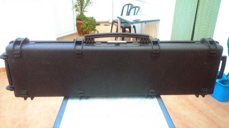 Un compañero y amigo del club vende una maleta para rifle o carabina marca "Explorer cases". 01