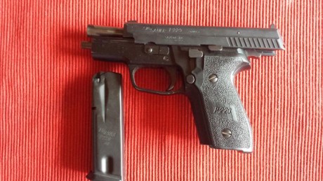 Se vende Sig P-229 en Cal. .40S&W, con 6 cargadores y maletín originales de la casa. Precio 600 euros. 01