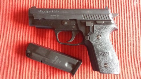Se vende Sig P-229 en Cal. .40S&W, con 6 cargadores y maletín originales de la casa. Precio 600 euros. 00