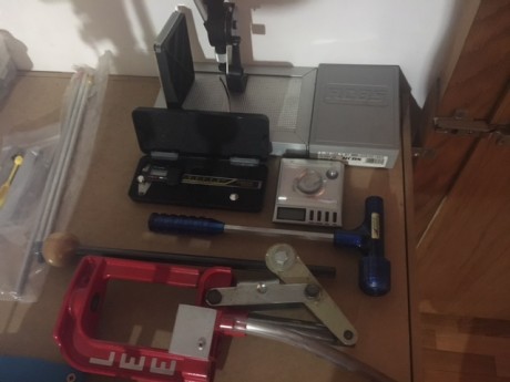 VENDIDA 

INCLUYE:
-MESA PARA LA MAQUINA QUE SE FIJA A PARED PARA EVITAR MOVIMIENTOS. 
-2 JUEGOS DE DIE 01