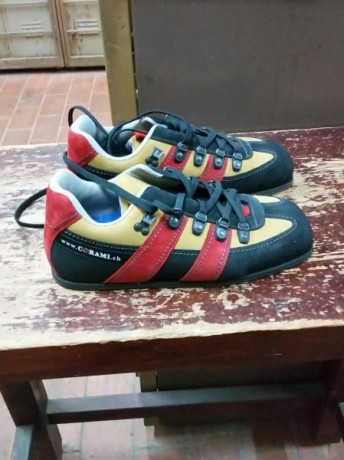 Vendo zapatos de tiro CORAMI.
Los he usado unas doce veces. Tienen la caja original.

Precio 90 €

Tel. 00