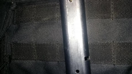 Supongo que es paraordnance, ya que lleva la leyenda "made in canada" en el lomo frontal. Caben 02