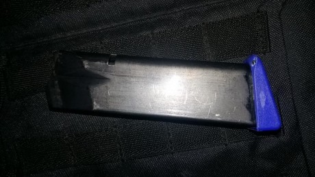 Supongo que es paraordnance, ya que lleva la leyenda "made in canada" en el lomo frontal. Caben 01