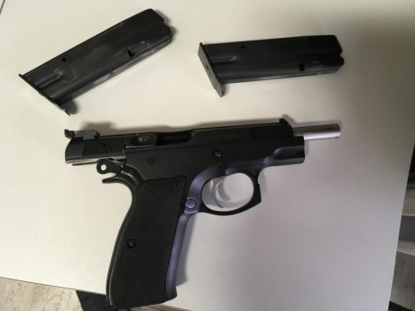 Buenas tardes, pongo a la venta mi CZ 75 B con kit Kadet 2 comprado hace menos de dos años como veréis 10