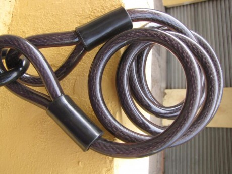CANDADO DE ACERO, RESISTENTE AL CORTE, CON CABLE DE ACERO TRENZADO DE GRAN GROSOR, PRECIO 18 EUROS CON 00