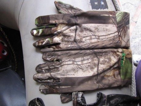 VENDO MASCARA CAMUFLAJE Y GUANTES A JUEGO DE COLOR, TALLA  L-XL  MUY  ELASTICOS,, USADOS EN UNA OCASIÓN 01