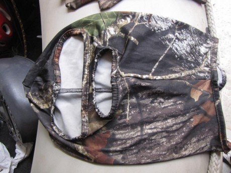 VENDO MASCARA CAMUFLAJE Y GUANTES A JUEGO DE COLOR, TALLA  L-XL  MUY  ELASTICOS,, USADOS EN UNA OCASIÓN 00