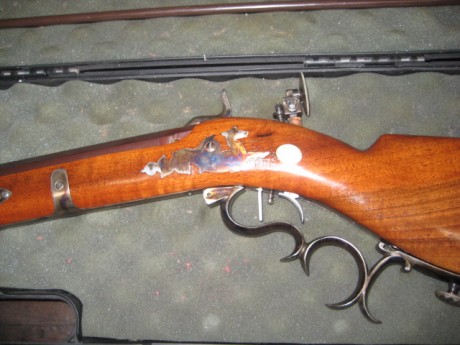 Hola, un amigo me ha pedido que le anuncie este rifle, con maleta, embudo y baqueta carga/limpieza, así 12