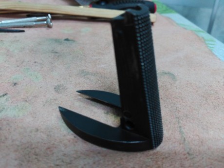 Vendo disparador de aluminio para pistola 1911 por 20 €.
Vendo cachas de madera para 1911 con logo Colt 02