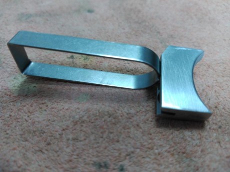 Vendo disparador de aluminio para pistola 1911 por 20 €.
Vendo cachas de madera para 1911 con logo Colt 11