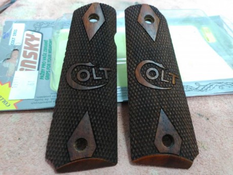 Vendo disparador de aluminio para pistola 1911 por 20 €.
Vendo cachas de madera para 1911 con logo Colt 10