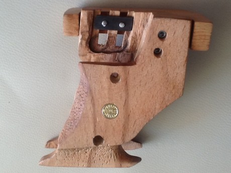 Hola, vendo esta empuñadura anatomica regulable para ZURDOS de la pistola Astra TS 22 son nuevas y casi 01