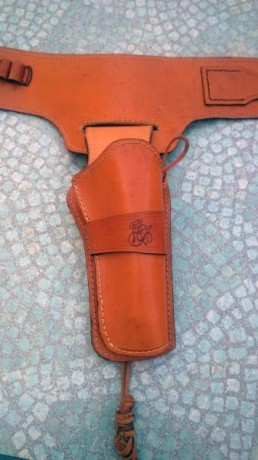 Un compañero y amigo del club vende una correa con funda para revolver.
Está echa a mano y en perfecto 01