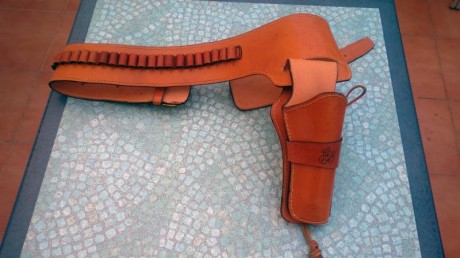 Un compañero y amigo del club vende una correa con funda para revolver.
Está echa a mano y en perfecto 00