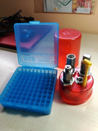 Vendo DAIS LEE del calibre 38 especial y 357 Magnum y caja de plástico para 100 cartuchos del 38 especial 00