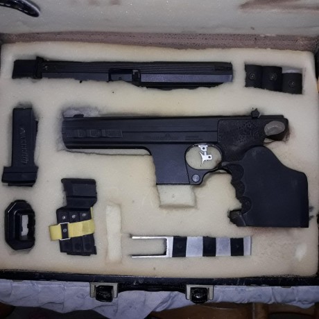 Vendo pistola con carro del 22 y del 32, se acompaña con dos casetes de disparardor y las cachas originales 01