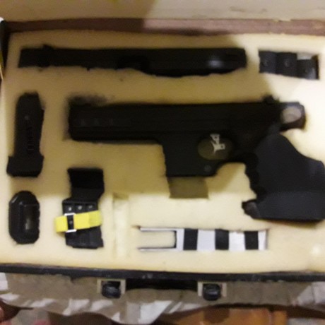 Vendo pistola con carro del 22 y del 32, se acompaña con dos casetes de disparardor y las cachas originales 00