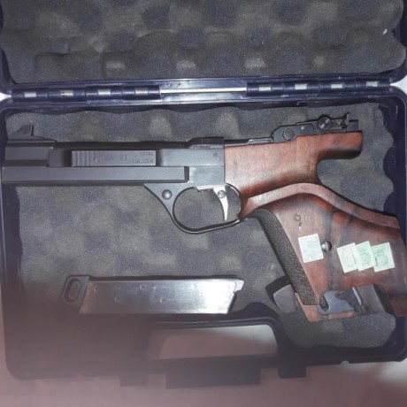 Por dejar el tiro vendo la pistola, está en perfecto estado, se entrega también una cacha laminada Rinks 01