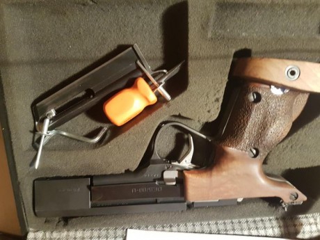 Pistola unique del calibre 22 ideal para tiro de precision. 00