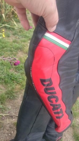 Hola,cambio mono de cuero marca Dainese Ducati porque ya no me entra,esta en buen estado,solo tiene unos 11