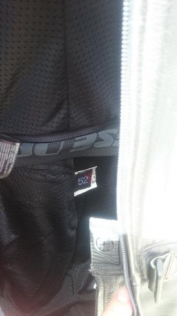 Hola,cambio mono de cuero marca Dainese Ducati porque ya no me entra,esta en buen estado,solo tiene unos 10